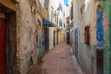 30 Ekim 2024 Essaouira, Fas. Bu güzel kasabada küçük bir sokak.