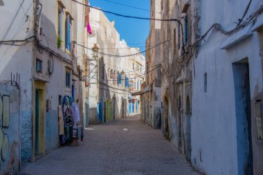 30 Ekim 2024 Essaouira, Fas. Bu güzel kasabada küçük bir sokak.