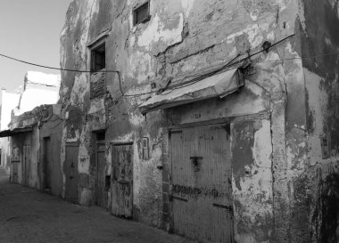 Fas 'ın güzel Essaouira kasabasında küçük bir sokakta siyah beyaz