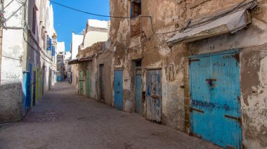 30 Ekim 2024 Essaouira, Fas. Bu güzel kasabada küçük bir sokak.