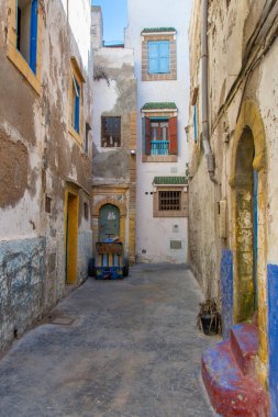 30 Ekim 2024 Essaouira, Fas. Bu güzel kasabada küçük bir sokak.