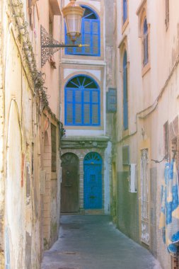 30 Ekim 2024 Essaouira, Fas. Bu güzel kasabada küçük bir sokak.