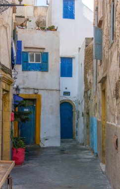 30 Ekim 2024 Essaouira, Fas. Bu güzel kasabada küçük bir sokak.