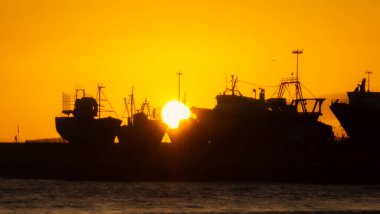 Fas 'taki Essaouira limanında gün batımı.