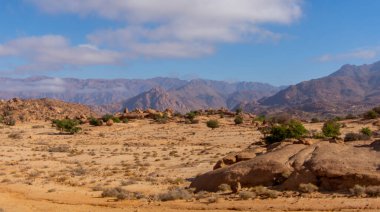 Tafraoute kasabasından görülen Fas Yüksek Atlas Dağları