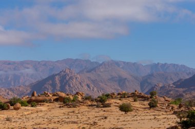 Tafraoute kasabasından görülen Fas Yüksek Atlas Dağları