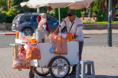 Marakeş, Fas, 18., 22. Cadde 'de dondurma satan adam.  