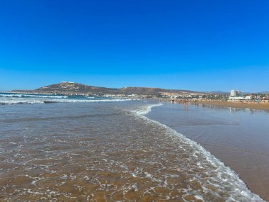 Kumsalda kumdaki deniz