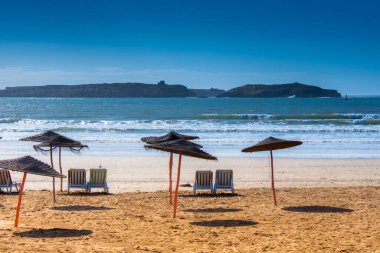 Palapas, Fas 'ın batısında Essaouira plajını kurdu.