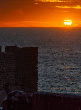 Fas 'taki Safi kalesinin üzerindeki Atlantik üzerinde gün batımı
