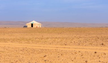 Fas 'taki Sahra Çölü' nde bir ordugâh, Chegaga Dunes.
