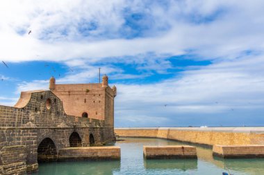 Fas 'taki Essaouira şehrinin tarihi kalesinin rahibi.