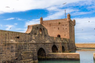 Fas 'taki Essaouira şehrinin tarihi kalesinin rahibi.