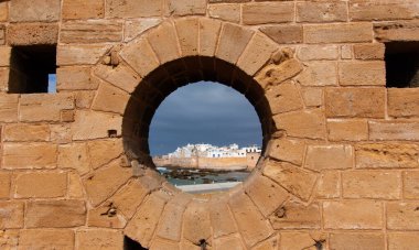 Fas 'taki Essaouira şehrinin tarihi kalesinin rahibi.