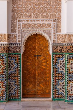 19 Ekim 2024, Marakeş, Fas. Marakeş, Fas 'taki Medersa Ben Youssef' in mimari detayları