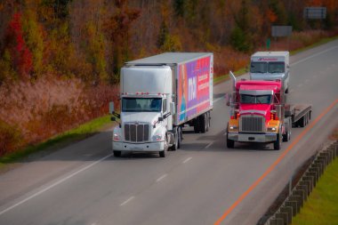 19 Ekim 2024, Magog, Quebec, Kanada. Quebec eyaletindeki Kanada otoyolunda ağır bir kamyon ilerliyor.
