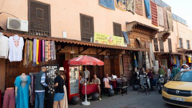 18 Ekim 2024 Marakeş, Fas. Marakeş şehrinin Medine 'sindeki çarşılardan biri. 