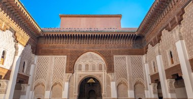 19 Ekim 2024, Marakeş, Fas. Marakeş, Fas 'taki Medersa Ben Youssef' in mimari detayları