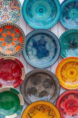 Fas 'taki birçok hediyelik eşya ve medinanın birinde renkli eşyalar sergileniyor.