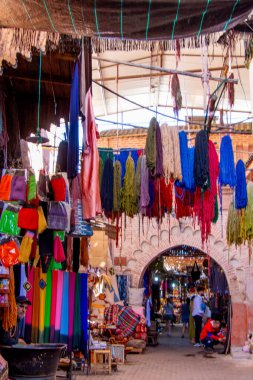 Marakeş 'te boyacıların çarşısında yün kurutma görüntüsü