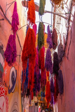 Marakeş 'te boyacıların çarşısında yün kurutma görüntüsü