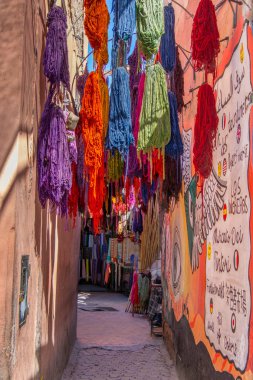Marakeş 'te boyacıların çarşısında yün kurutma görüntüsü