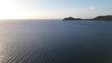 Kosta Rika 'da Pasifik Okyanusu üzerinde Bahia Culebra üzerinde uçuş