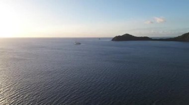 Kosta Rika 'da Pasifik Okyanusu üzerinde Bahia Culebra üzerinde uçuş