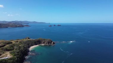 Kosta Rika 'da Pasifik Okyanusu üzerinde Bahia Culebra üzerinde uçuş