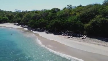 Kosta Rika 'da Pasifik Okyanusu üzerinde Bahia Culebra üzerinde uçuş