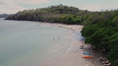 Kosta Rika 'da Pasifik Okyanusu üzerinde Bahia Culebra üzerinde uçuş