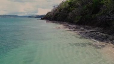 Kosta Rika 'da Pasifik Okyanusu üzerinde Bahia Culebra üzerinde uçuş