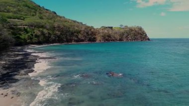 Kosta Rika 'da Pasifik Okyanusu üzerinde Bahia Culebra üzerinde uçuş