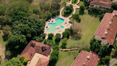 Kosta Rika 'da Pasifik Okyanusu üzerinde Bahia Culebra üzerinde uçuş