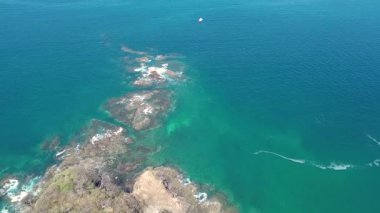 Kosta Rika 'da Pasifik Okyanusu üzerinde Bahia Culebra üzerinde uçuş