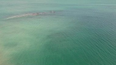 Kosta Rika 'da Pasifik Okyanusu üzerinde Bahia Culebra üzerinde uçuş