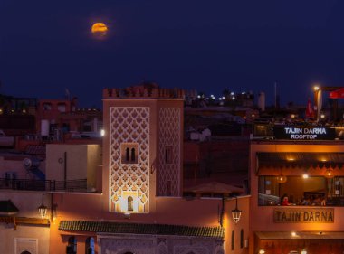Bir binanın çatısı ve bir feneri olan balkondan gece görüşü. 