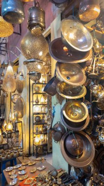 18 Ekim 2024 Marakeş, Fas. Marakeş şehrinin Medine 'sindeki çarşılardan biri. 