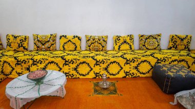 Modern bir oturma odası.