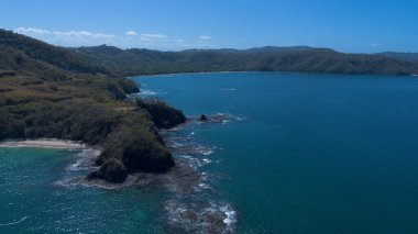Kosta Rika 'nın kuzeyindeki Bahia Körfezi' nin Pasifik Okyanusu üzerindeki havadan görünüşü
