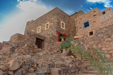 Tata şehrindeki eski bir Fas otelinin mimarisi.