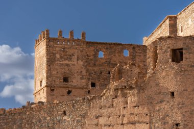 Tata şehrindeki eski bir Fas otelinin mimarisi.