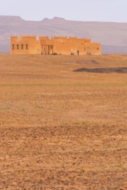 Fas, Sahra Çölü 'ndeki Chegaga' nın kumullarında antik bir bina.