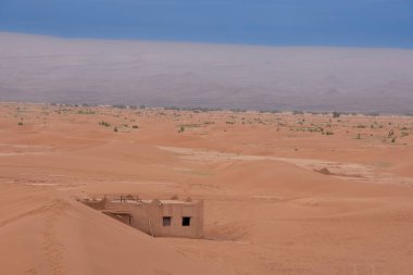 Fas, Sahra Çölü 'ndeki Chegaga' nın kumullarında antik bir bina.