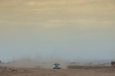 Fas 'taki Sahra Çölü' nde turist taşıyan otomobil.