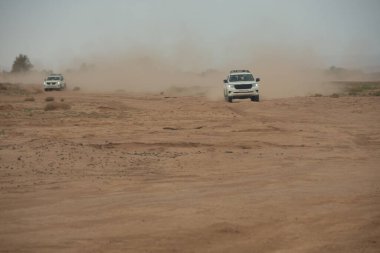 Fas 'taki Sahra Çölü' nde turist taşıyan otomobil.