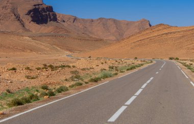 Fas Yüksek Atlas Dağları 'ndaki yol Tafraoute kasabasından görülüyor.