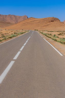 Fas Yüksek Atlas Dağları 'ndaki yol Tafraoute kasabasından görülüyor.