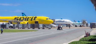 Montral, Quebec, Kanada, 05222024. Kanada 'daki Montreal-Trudeau Havaalanı' na park etmiş geniş gövdeli bir uçağın kuyruğu.