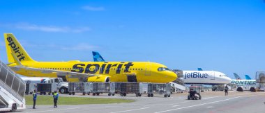 Montral, Quebec, Kanada, 05222024. Kanada 'daki Montreal-Trudeau Havaalanı' na park etmiş geniş gövdeli bir uçağın kuyruğu.